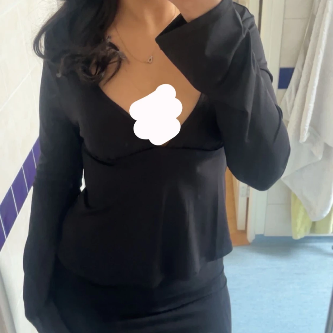 Svart långärmad topp med v-ringning och knyt  i ryggen - 2