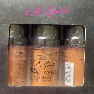 L.A. Girl PRO.coverage foundation set - Ett set med tre flytande foundations från L.A. Girl PRO.coverage-serien. Ger en high definition och illuminating finish. Kommer i genomskinliga plastflaskor med svart pump och lock. Perfekt för att skapa en jämn och strålande bas. Sand 
