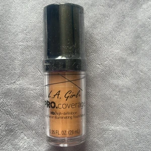 L.A. Girl PRO.coverage foundation - L.A. Girl PRO.coverage HD foundation i en pumpflaska på 28 ml. Ger en illuminating finish och har en beige ton. Perfekt för dig som vill ha en jämn och strålande bas. Flaskan är genomskinlig med svart lock. warm cramel 
