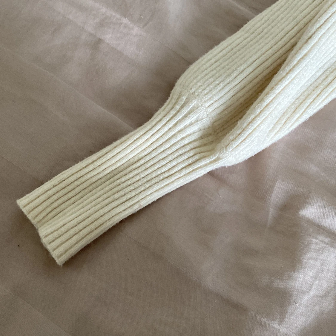 Ribbad krämvit stickad tröja från ONLY - 2