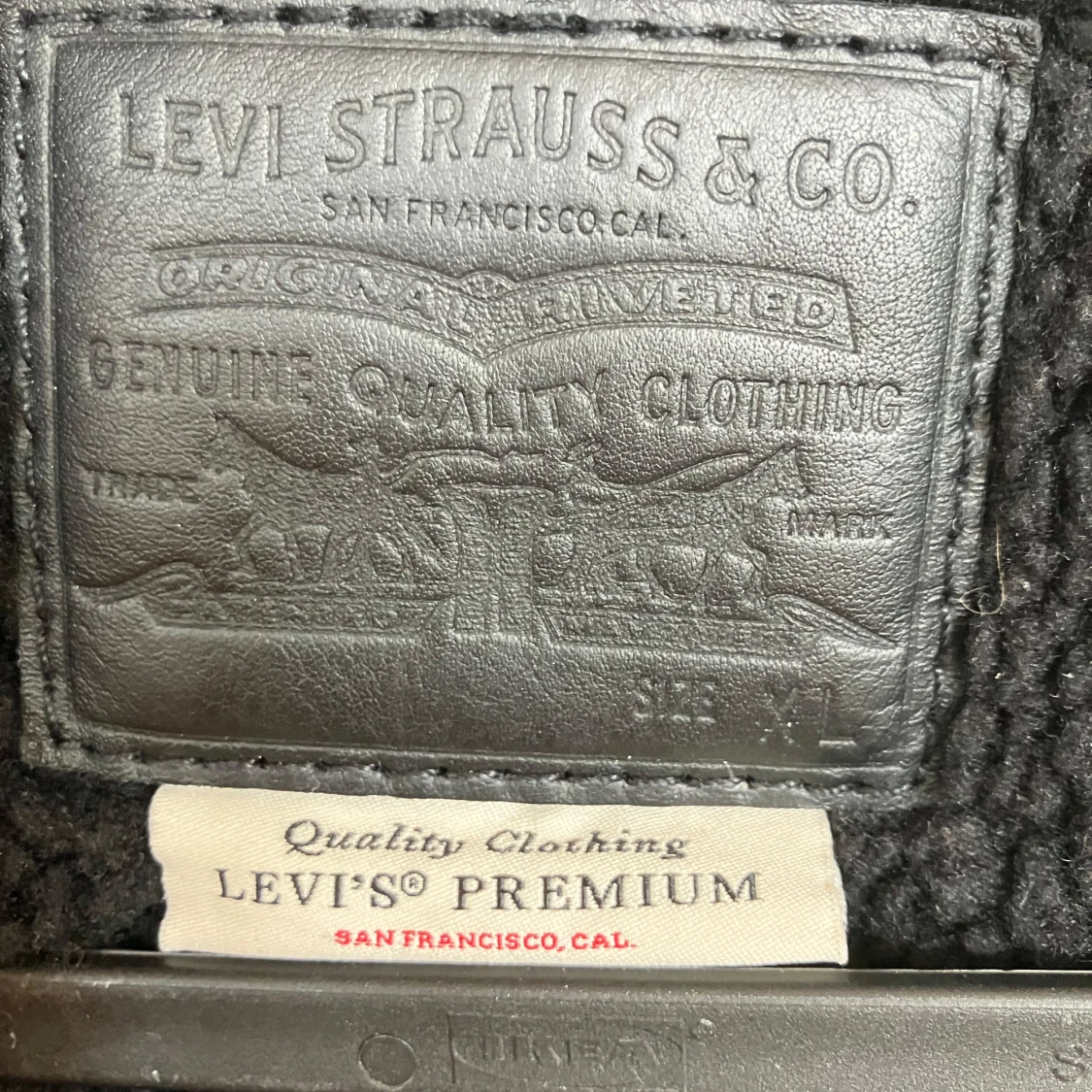 Svart sherpa-fodrad jeansjacka från Levi's - 1