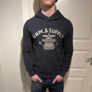 Ralph Lauren Denim And Supply Hoodie - En skön hoodie från RL Denim & Supply! | Hoodien är i fint skick förekommer några små tecken på användning som inte är speciellt märkbara! | Ställ gärna frågor innan du köper!