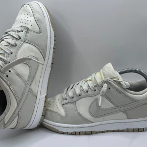 Nike dunk low EU 37 Grå vit - 📊 Färg : Vit grå  📏 storlek : EU 37  ♻️ Om produkten : Ett par extremt fräscha Dunk low från Nike, Skorna har inga skador. Förutom lite crease men syns inte vid sko på.  Skorna passar mycket bra till vardagligen.  🧨 Nypris 1350kr jag säljer för 400kr  🚛 Fraktas inom 24h  🚛 Frakats med tryggt paket  ✅ Extremt fina i skick ✅ Ser ut som nya och känns som nya.
