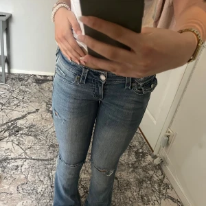Coola true religion jenas - Låg midjade flare jeans med coola fickor och egna hål. Passar bra längden jag är 163 har vanligtvis 36 i jeans. Använd flertal gånger och köpta för ca 1900 i usa.