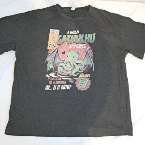 Cuthulu t-shirt - Svart t-shirt från Romwe med färgglatt tryck av Cthulhu i serietidningsstil. Bra kondition i storlek S.