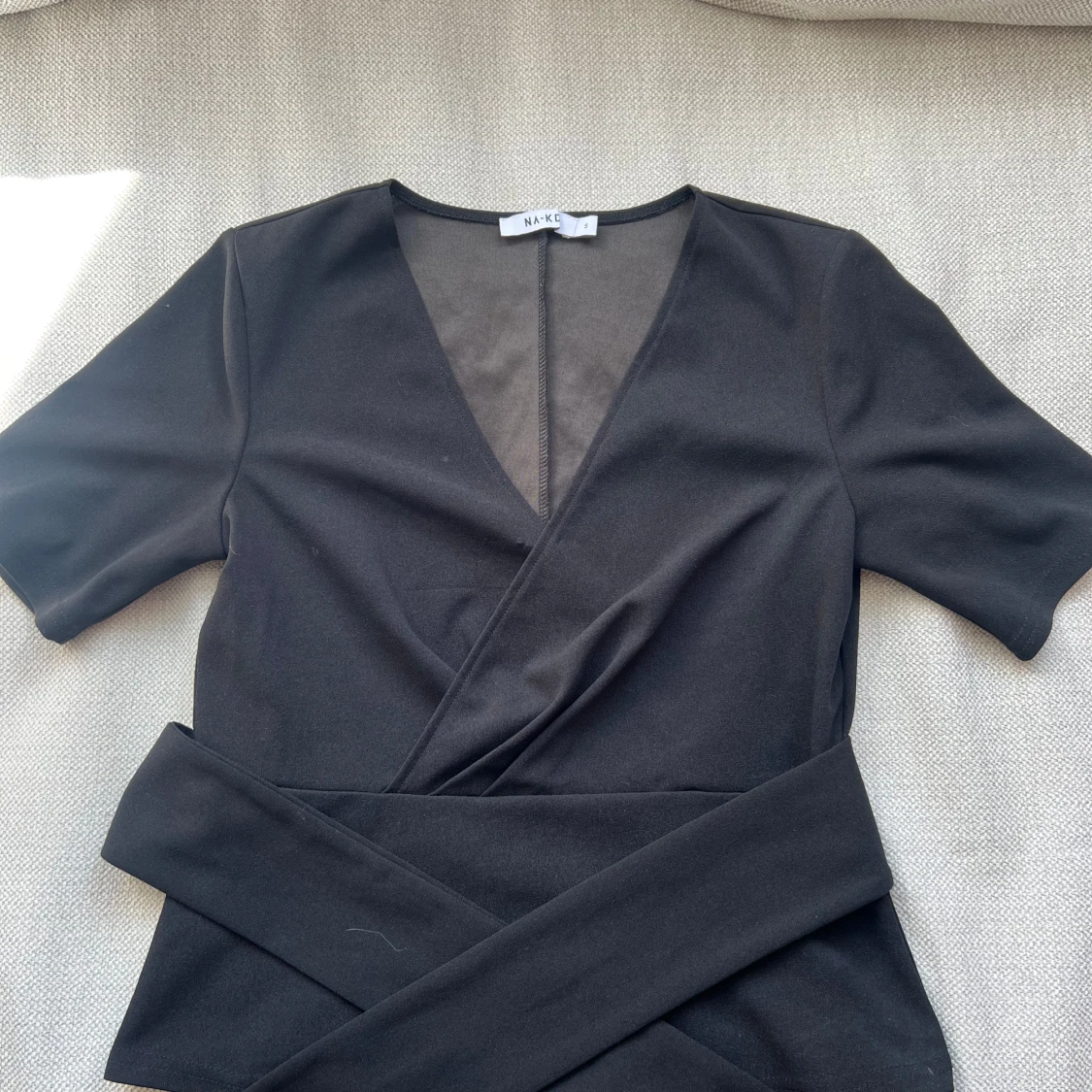 Svart omlottopp med knyt från NA-KD - 1