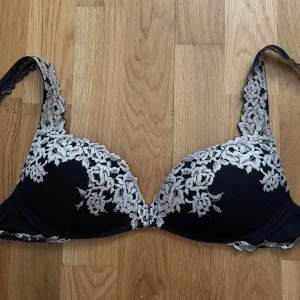 Svart spets-bh från intimissmi - Säljer min intimissmi Bh, knappt använd. I storlek 70b. 