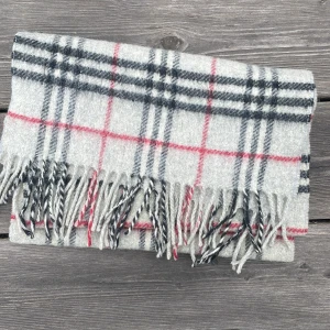 Grå burberry halsduk - Burberry halsduk i mycket fint skick helt sammetslen och inga defekter så vitt jag kan se