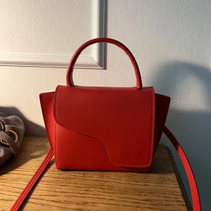 ATP atelier väska - Säljer min fina ATP atelier väska! Nyskick, dustbag medföljer 💝 nypris ca 4000kr, mitt pris 2000! Kan gå ner i pris vid snabb affär ☺️