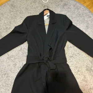 Kavaj klänning öppen rygg - Helt ny kavaj klänning från Gina