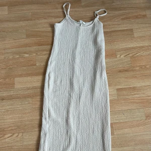 Beige klänning - Klänningen slutar ungefär på mitten av vaderna för mig som är 165cm🥰 endast använd en gång!