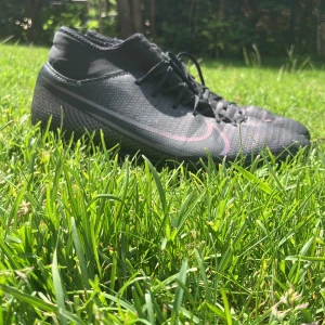 Nike Mercurial svarta fotbollsskor - Tjena jag säljer ett par svarta Nike skor de är i väldigt bra skick jag säljer dom för dom är för små