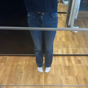 bootcut jeans - Säljer ett par blå jeans med bootcut och midwaist 🥰🥰