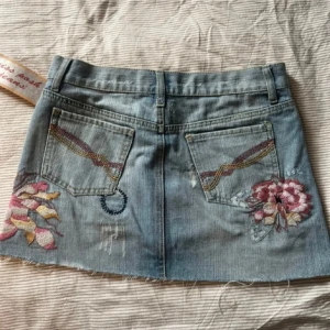 Vintage jeanskjol  - Sååå snygg jeanskjol, aldrig använd eftersom den är för liten för mig! Köpt i london på en marknad! Dragkedjan är trasig(se sista bilden) men går nog  att fixa, dock är dragkedjan så liten så syns inte när man har på sig den🌺🪽 Midjemått:37cm   Längd:30cm 