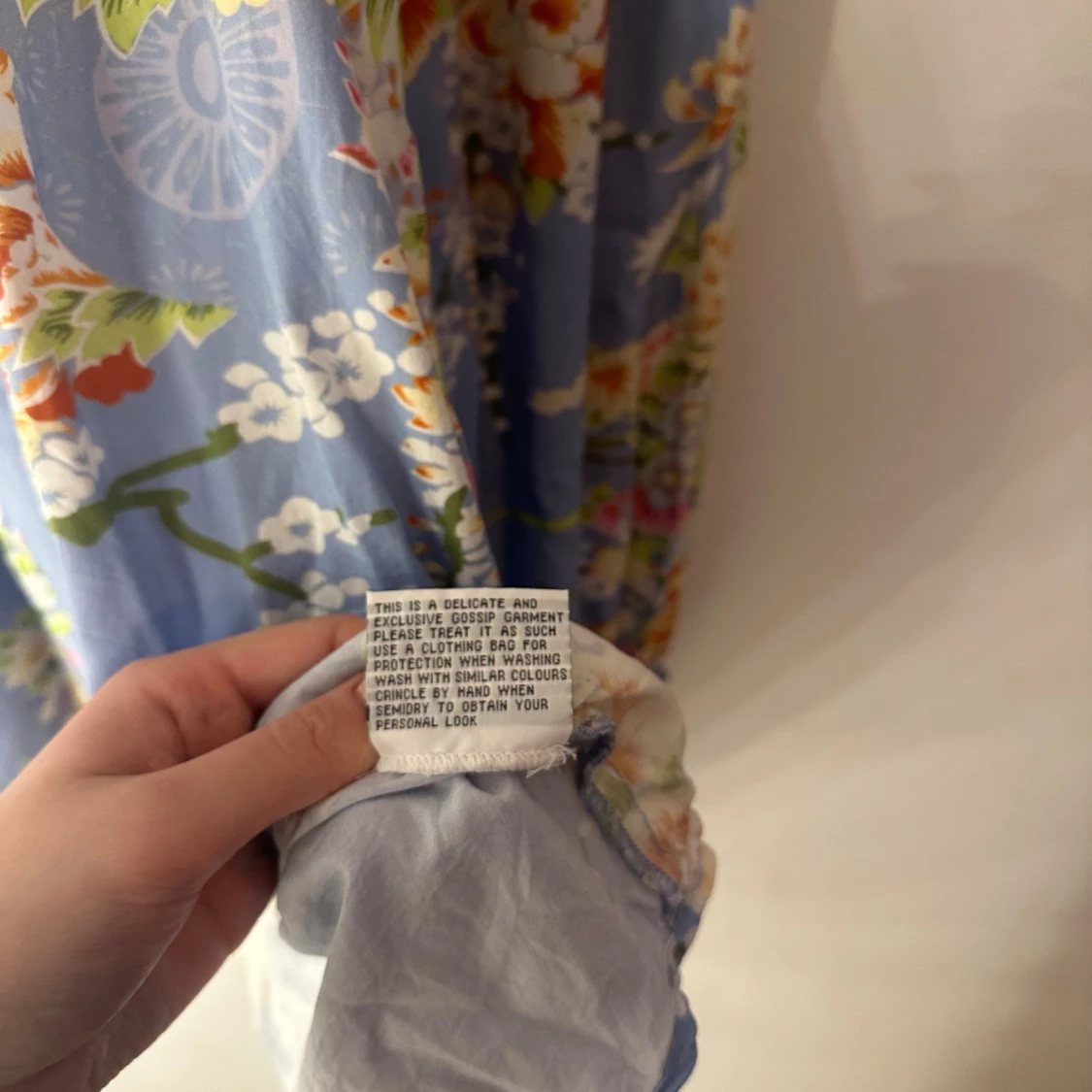 Blommig blå blus med vida ärmar - 4