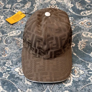 Fendi Keps - En helt ny brun Fendi keps som aldrig är använd. Skicket är 10/10 och kepsen är i storlek M (58 cm). Ingen box. Priset går alltid att diskutera och om fler bilder önskas eller om du har frågor så är det bara att skriva. 