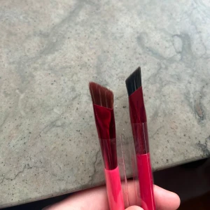 2-pack sminkborstar - Ett 2-pack sminkborstar, självklart helt oanvända, enbart tagna ut paket för bild!