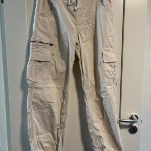 Beige cargopants med snörning - Storlek M, använda en gång och är ifrån Hollister 