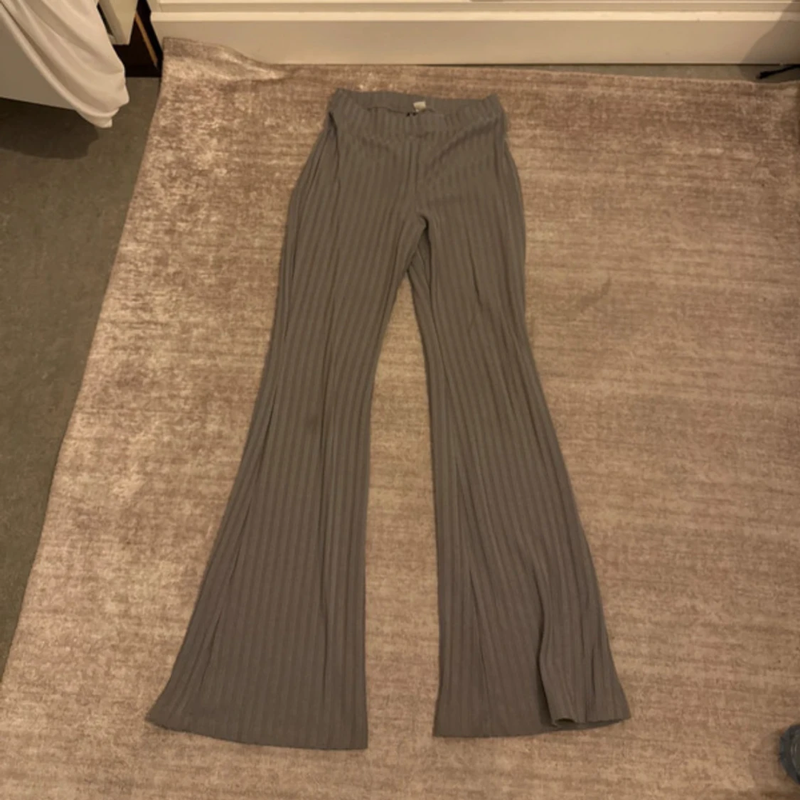 Grå ribbade bootcut byxor