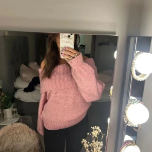 Rosa offshoulder stickad tröja - Supermysig rosa stickad tröja med offshoulder-design, skriv för fler bilder eller vid frågor💗POSTAR INOM 24H!!