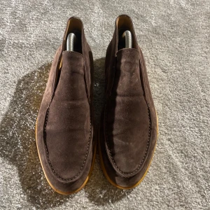 Loro Piana Open Walk  - Hej! Säljer nu mina skor från märket Loro Piana , storlek 40.5, använt skick, givetvis äkta. Tveka inte på att höra av dig om du har frågor eller funderingar kring skorna! 