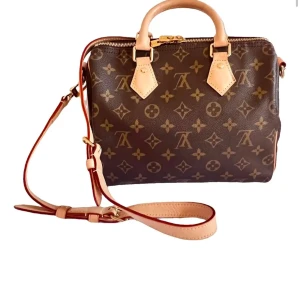 Louis Vuitton speedy 25 - Intressekoll på  Louis Vuitton speedy 25! Köpt här på plick men med ett medföljande kvitto och dustbag! Hör av er vid frågor eller intresse! Lånade bilder men kan ta egna bilder vid behov! 💗💗