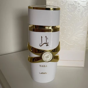Lattafa Yara Eau de Parfum 100ml - Lattafa Yara elegant parfym i en vit och guldig flaska med arabiska detaljer. Den är bara testad annars flaskan är fullt.  Skicka för frågor🤍🤍