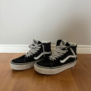 Svarta Vans Skor  - Snygga vans i bra skick 🌸