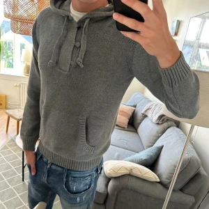 Stickad hoodie - Fett till sommar kvällarna, skriv vid funderingar🙌