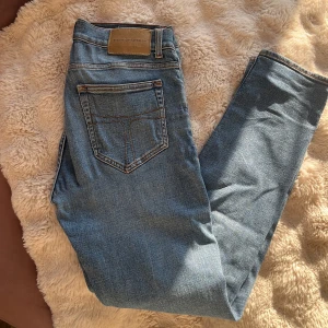 Tiger Of Sweden jeans - Blåa Tiger of Sweden jeans i modellen ”Evolve”