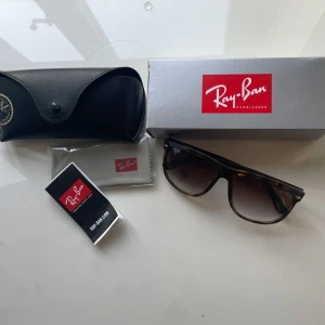 Ray-Ban 710/51  - Säljer dessa snygga Ray-Ban Boyfriend  solglasögon i storlek 710/51. Kommer med originalfodral, putsduk och box. Används fåtals gånger. 