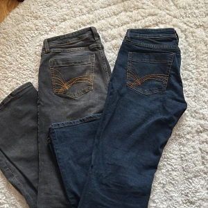 lågmidjade bootcut jeans - Säljer två par bootcut jeans från H&M, ett par i mörk blått och ett i brunt. Storlek : 40/M. 150kr styck, 250kr för båda. Skriv vid intresse kring vilket par. Kontakta för mått eller fler bilder.