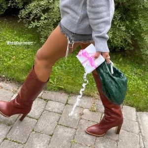 Bruna höga boots i skinn med klack - Säljer dessa skitsnygga bruna läderstövlar i storlek 38. Fint skick. Verkligen dem perfekta stövlarna❤️❤️