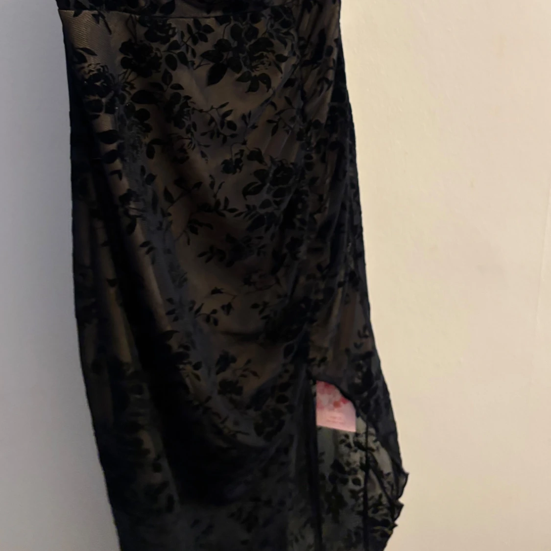Svart blommig långklänning i sammet - 1