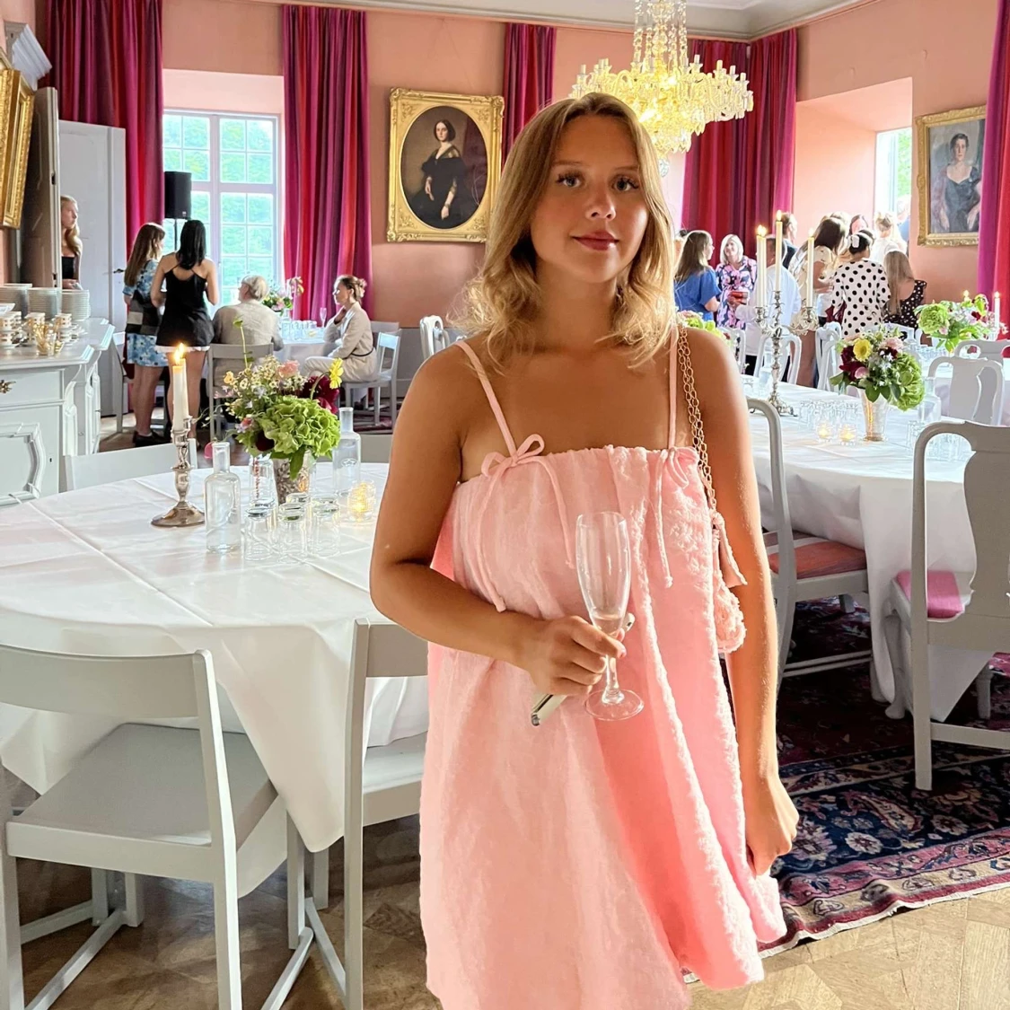 Ljusrosa kort klänning med rosett - 2