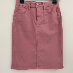 Rosa jeanskjol från Vero Moda, S - Snygg oanvänd rosa jeanskjol från Vero Moda med hög midja och skinny fit. Kjolen har fem fickor, bälteshällor och dragkedja med knapp framtill. Perfekt för dig som gillar en stilren look med färg.   Hör av dig vid frågor!                                           Köparen står för frakten. 