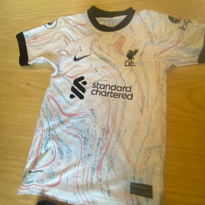 Liverpool FC set - Både tröja och shorts är i princip oanvända. Köpta i Grekland så är inte äkta därför är det ett lågt pris. Mohamed Salah på ryggen