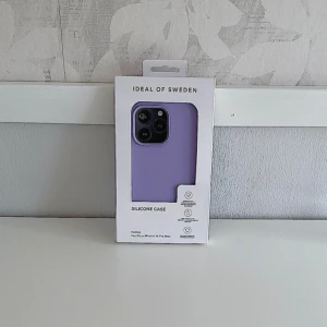 Lila Ideal Of Sweden Skal - Ett helt nytt lila silikon skal från Ideal Of Sweden! Köptes på Sellpy i ”Nytt” skick. Har aldrig kommit till användning! Nypris 249kr! FÖRST TILL KVARN!