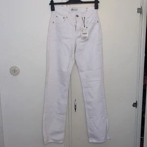 Helt Nya Vita Zara Flare Jeans - Oanvänd och helt nya. Köpt från Kanada. Priset var originellt 59.90$ (ungefär 600kr) Väldigt snygga jeans. Storlek: 34