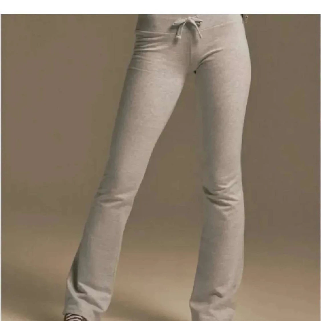 Grå mjukisbyxor med snörning