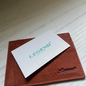 Brun skinnplånbok Legend Spirit - Slimmad brun plånbok från Legend Spirit i äkta skinn. Plånboken har flera kortfack på båda sidor och en stilren, minimalistisk design med präglad logga framtill. Perfekt för dig som vill ha koll på korten utan att ta plats i fickan.