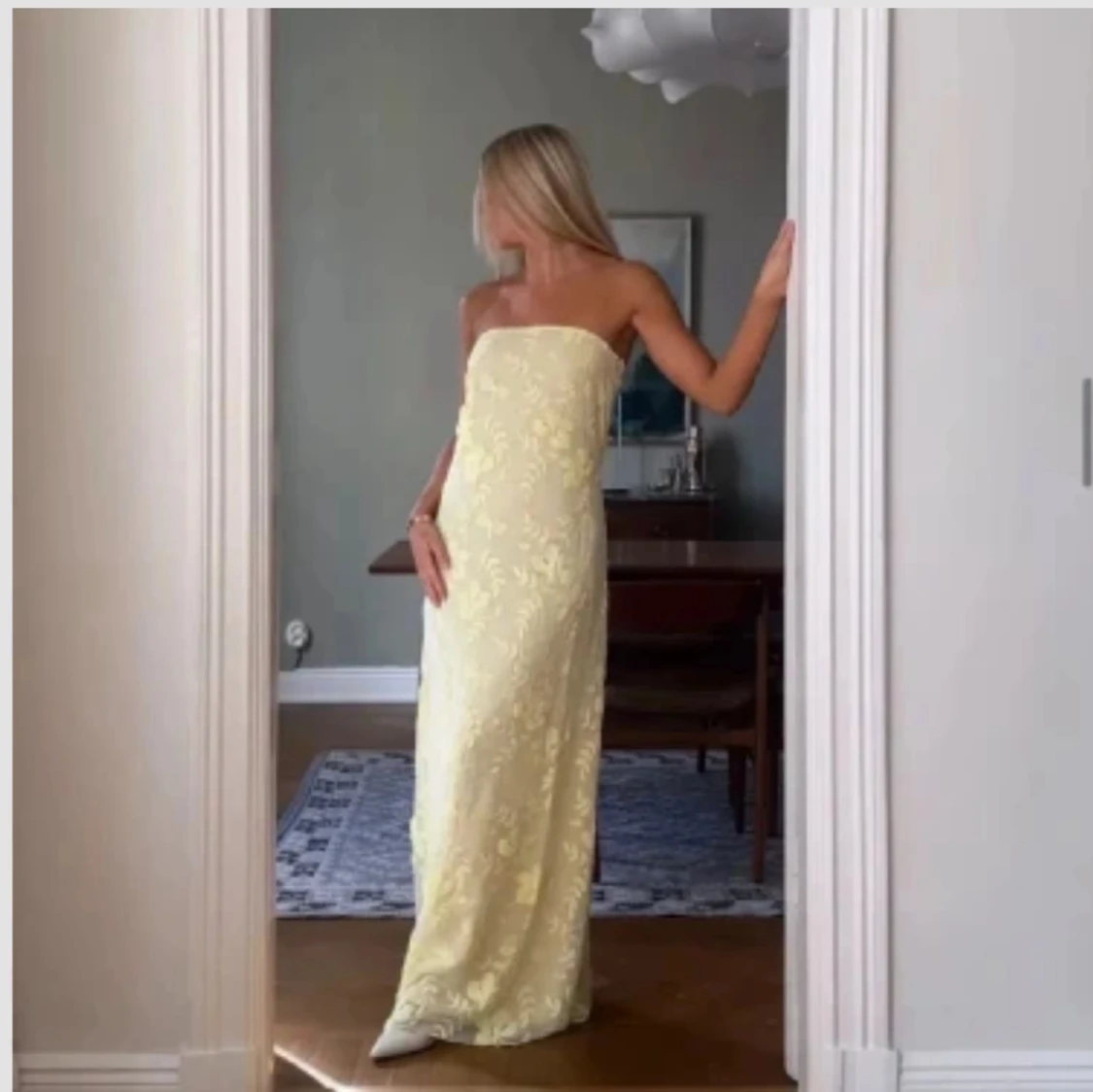 Ljusgul axelbandslös långklänning - 2