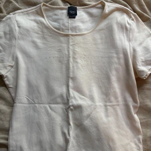 Ljusrosa t-shirt från Esprit Collection XL - Snygg ljusrosa t-shirt från Esprit Collection i storlek XL. T-shirten har rund halsringning, korta ärmar och diskret tryck framtill. Tillverkad i mjuk bomull som känns skön mot huden. Perfekt för en clean och enkel stil.