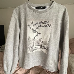 Sweatshirt - Mysig tröja från IVY i storlek 36, perfekt att ha en lite kallare sommarkväll 🩶🩶
