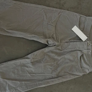 Arket grå manchesterbyxor - 46 - Gråa manchesterbyxor i slim fit med raka ben och klassiska fickor både fram och bak. Byxorna har en enkel design med bälteshällor och knappstängning. Perfekta för dig som gillar en avslappnad och stilren look.