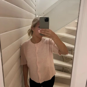Stickad kofta  - Rosa kortärmad stickad kofta från ginas barnavdelning, färgen är mer baby rosa i verkligheten! Har vanligtvis storlek xs/s men denna som är storlek 170 passar perfekt på mig!🩷 Använd fåtal gånger.
