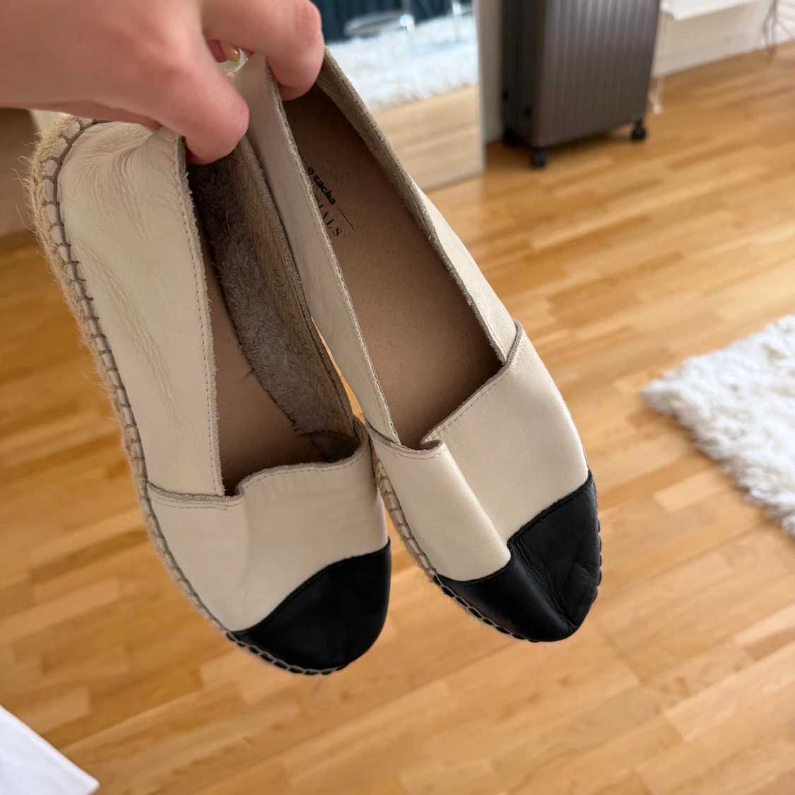 Beige och svarta espadrillos i skinn - 1