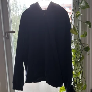 Blå hoodie från Polo Ralph Lauren S - Navy blue Ralph lauren half zip, storlek S. Smått använd men inga defekter.