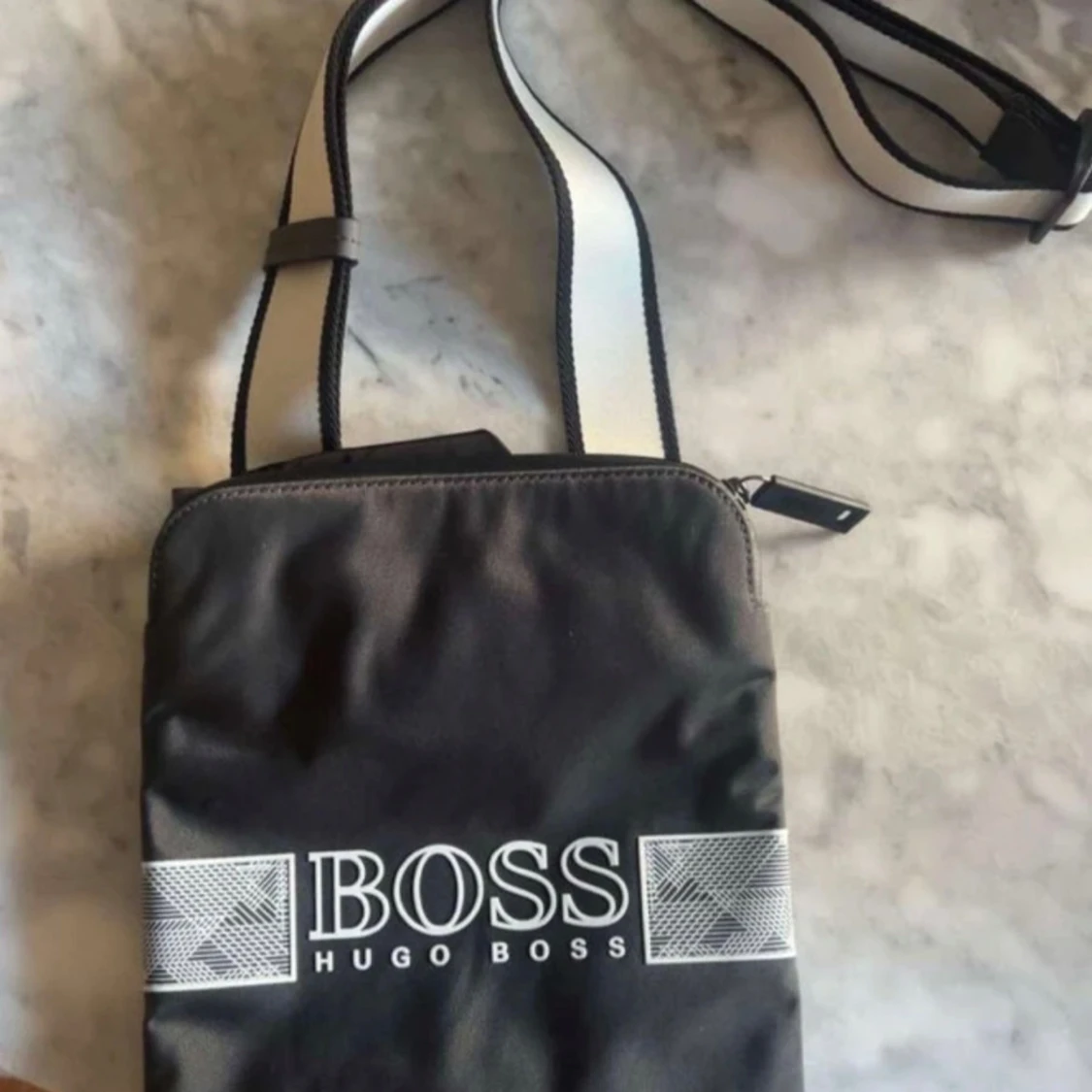 Svart axelväska från Hugo Boss