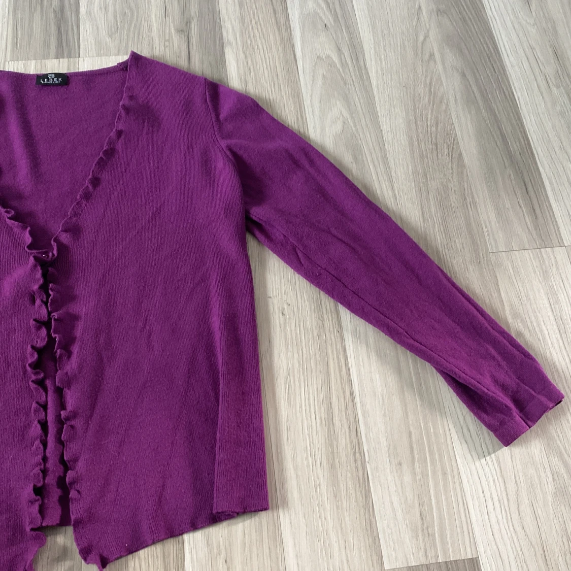 Lila kofta med volangkant - 1